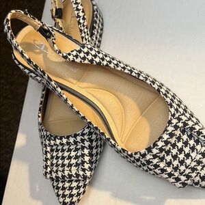 Elegant Houndstooth Slingback Flats